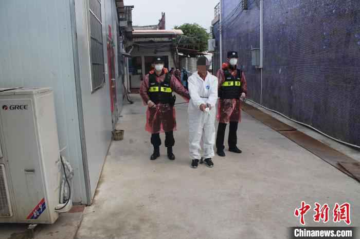 嫌犯指认作案现场 温腾 摄  徒步行走多地“拾荒者”原是杀人嫌犯 遇疫情排查落网