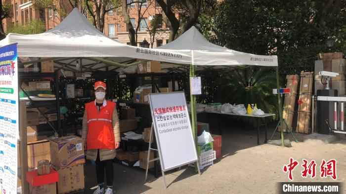 图为碧云国际社区的快递统一存放点。 受访者供图 摄  涉外社区抗疫“无缝衔接”传递“上海温度”