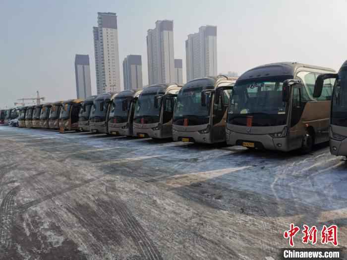 图为待命出发的订制专车。受访者供图  呼和浩特推出复工人员出行点对点专车定制服务