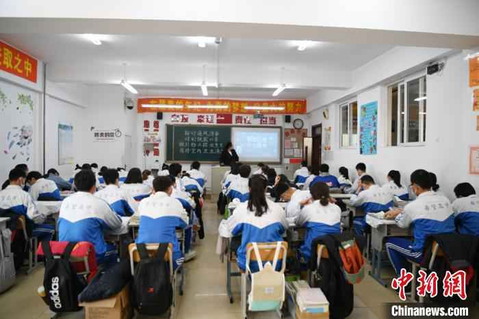 长春希望高中复课后第一堂课聚焦防疫和复习计划 张瑶 摄  吉林高三开学:防疫措施超前部署 重视学生心理减压