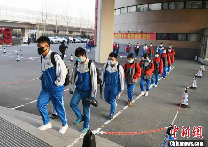 长春希望高中高三学生排队进入教学楼 张瑶 摄  吉林高三开学:防疫措施超前部署 重视学生心理减压